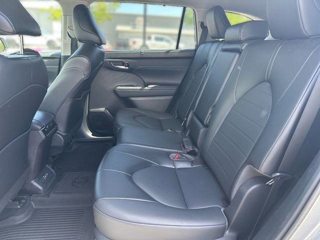 Used 2022 Toyota Highlander XLE FWD image 25