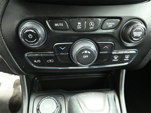 Used 2019 Jeep Cherokee Latitude w/ Cold Weather Group image 33