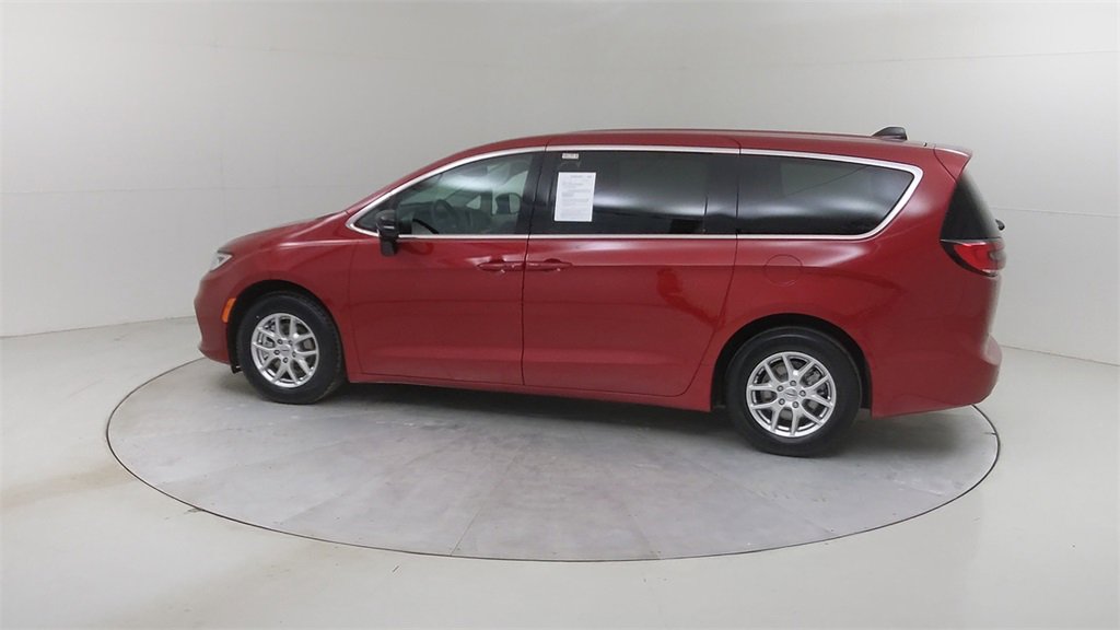 Used 2024 Chrysler Pacifica Touring-L image 17