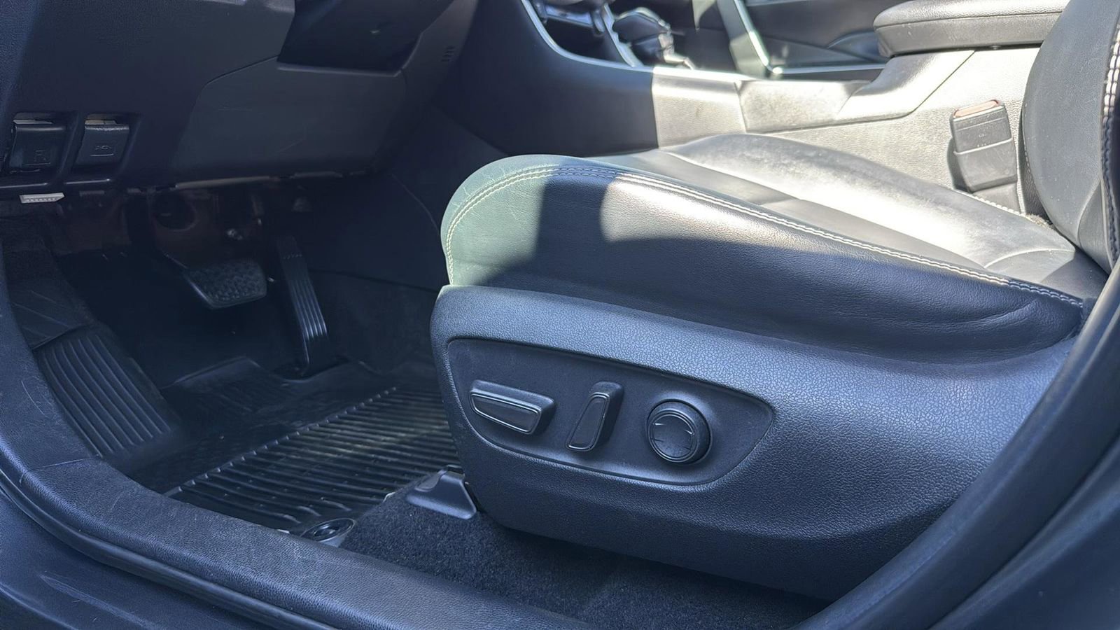 Used 2021 Toyota RAV4 XLE Premium image 11