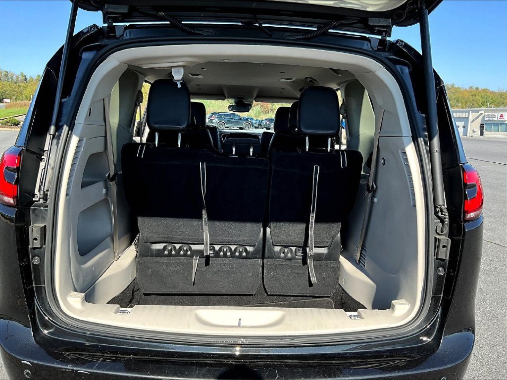 Used 2023 Chrysler Pacifica Touring-L FWD image 28