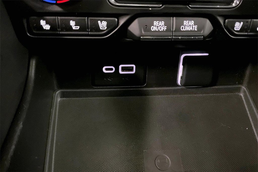 Used 2023 Chevrolet Suburban Premier image 31