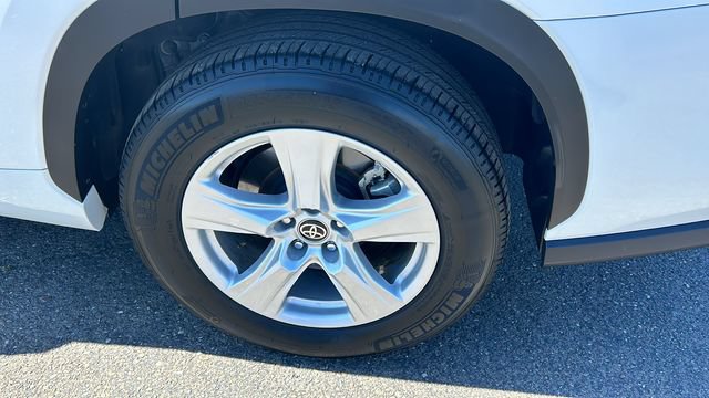 Used 2024 Toyota Highlander LE FWD image 6