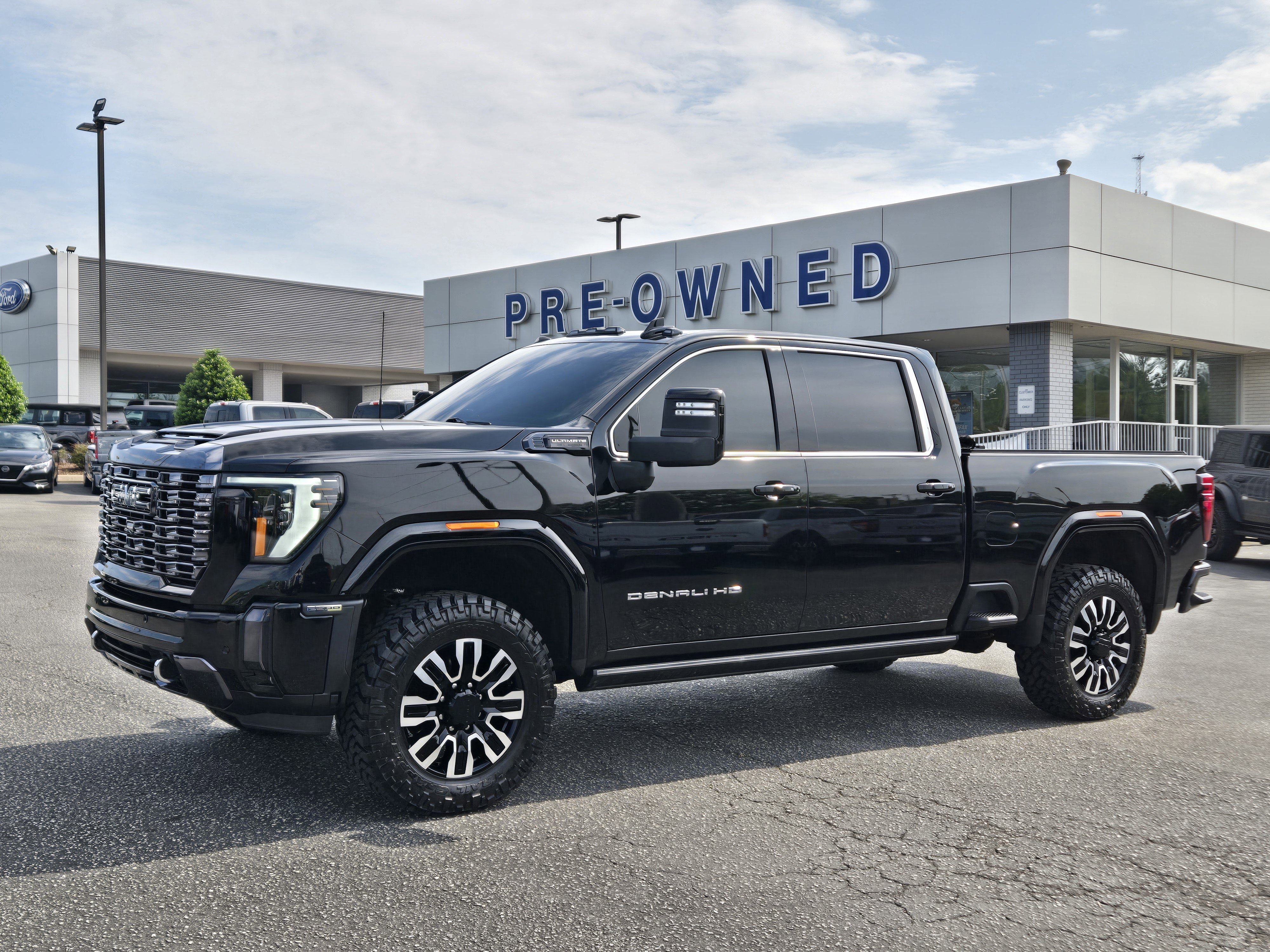 Used 2024 GMC Sierra 2500 Denali Ultimate w/ Max Trailering Package AWD/4WD image 2