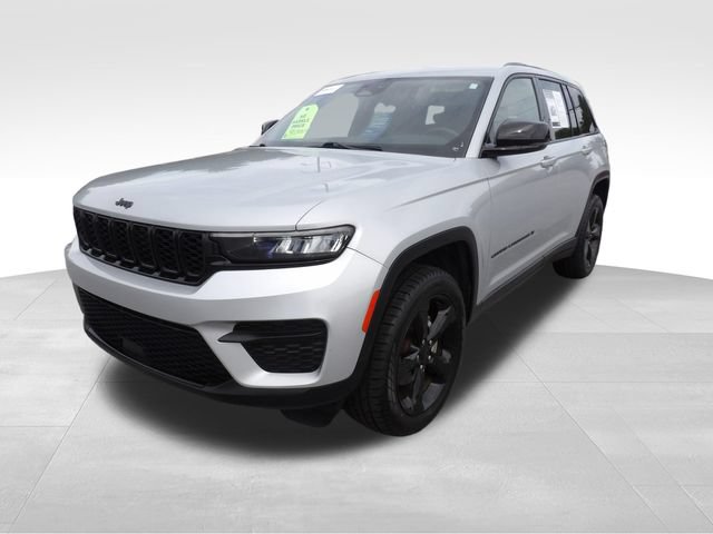 Used 2023 Jeep Grand Cherokee Altitude AWD/4WD image 3