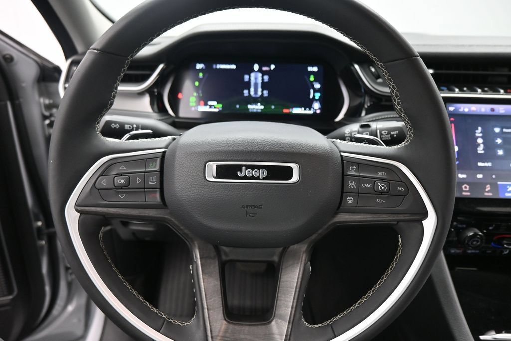 Used 2023 Jeep Grand Cherokee 30th Anniversary AWD/4WD image 17
