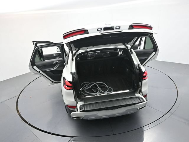 Used 2025 BMW X5 xDrive50e AWD/4WD image 47