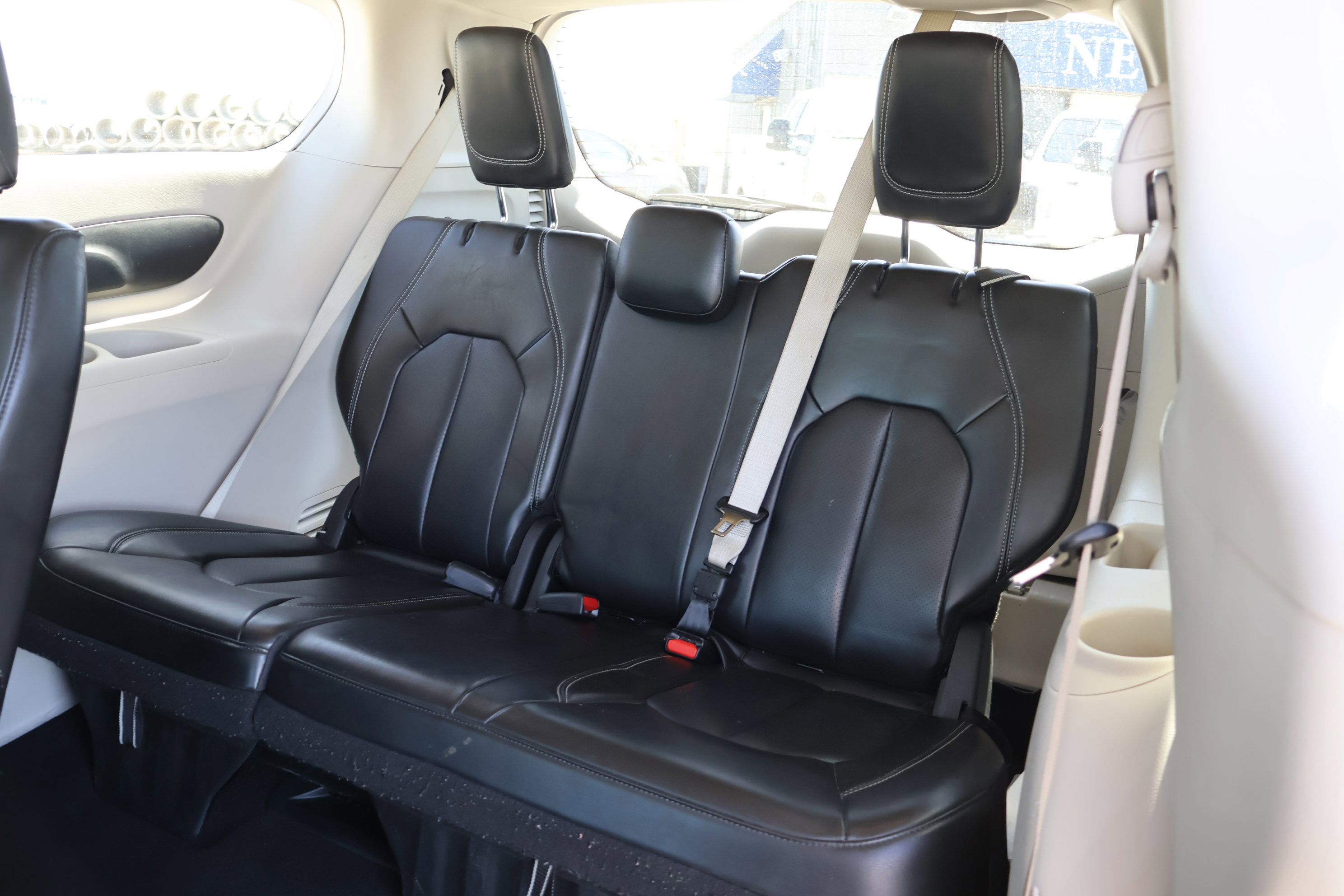 Used 2023 Chrysler Pacifica Touring-L image 30