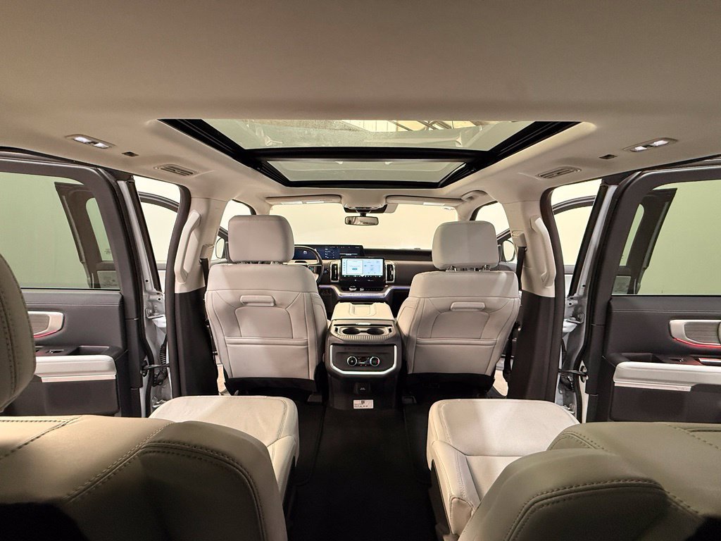 Certified 2025 Ford Expedition Platinum AWD/4WD image 23
