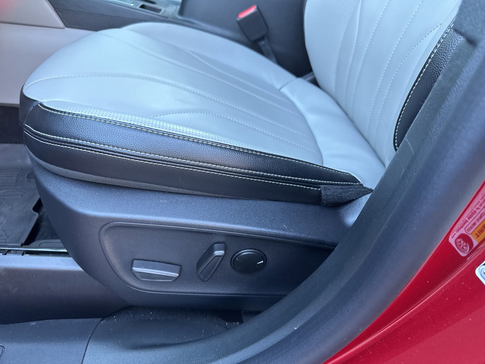 Certified 2025 Ford Escape SE w/ PHEV Premium Package image 41