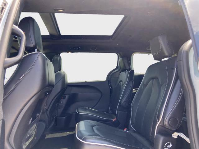 Used 2025 Chrysler Pacifica Limited FWD image 14
