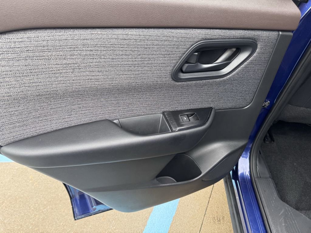 Used 2023 Nissan Rogue S image 28