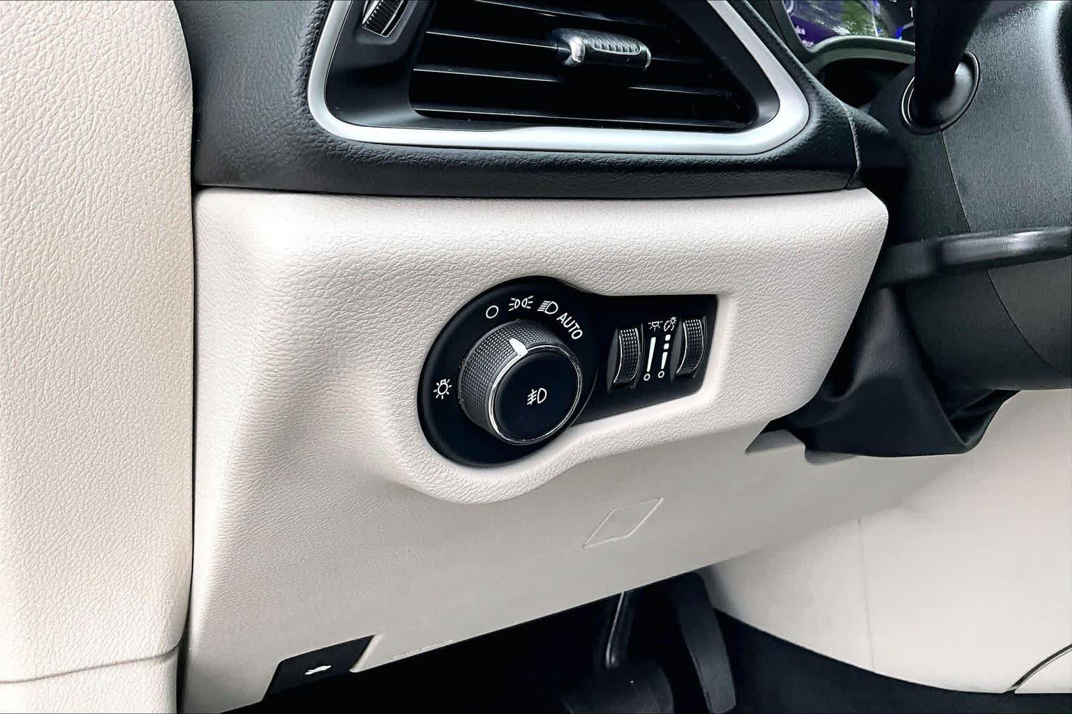 Used 2023 Chrysler Pacifica Touring-L FWD image 35