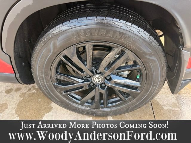 Used 2024 Toyota Corolla Cross AWD Hybrid w/ Moonroof Package image 7