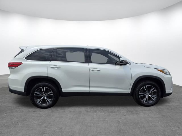 Used 2019 Toyota Highlander LE FWD image 3