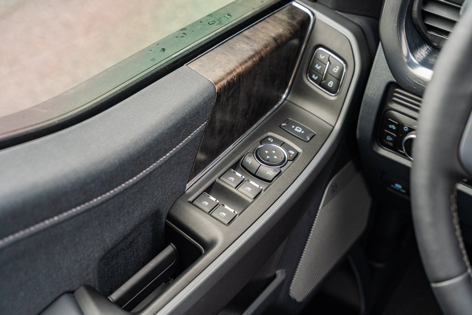 Certified 2025 Ford F250 Lariat w/ Black Appearance Package image 31