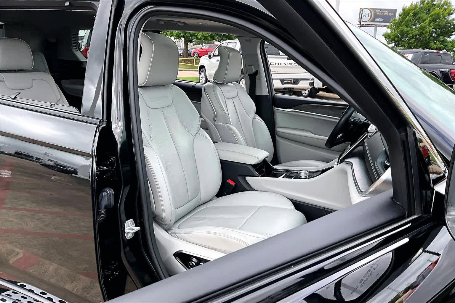 Used 2021 Jeep Grand Cherokee L Overland w/ Luxury Tech Group IV RWD image 16
