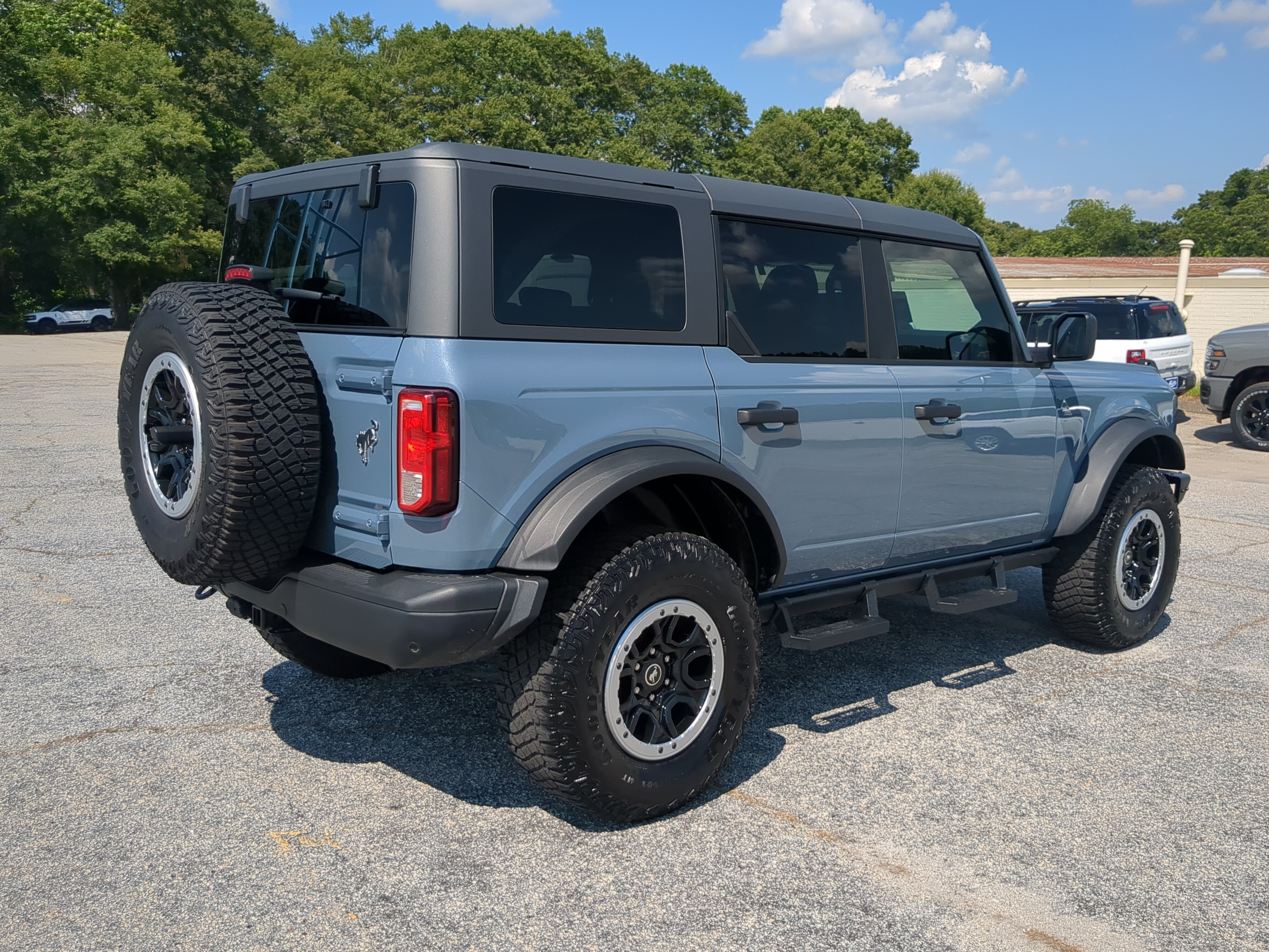 Certified 2023 Ford Bronco Black Diamond w/ Sasquatch Package AWD/4WD image 3