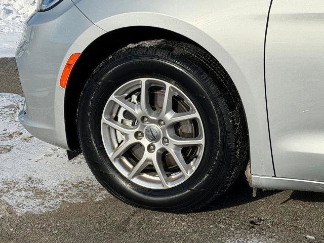 Used 2024 Chrysler Pacifica Touring-L FWD image 20