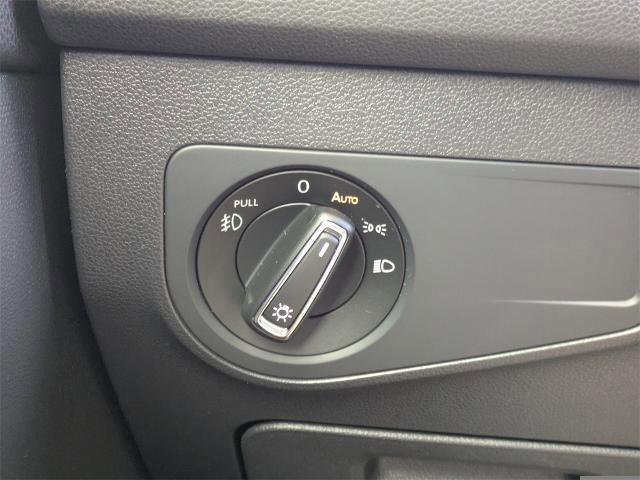 Used 2018 Volkswagen Tiguan SE image 25