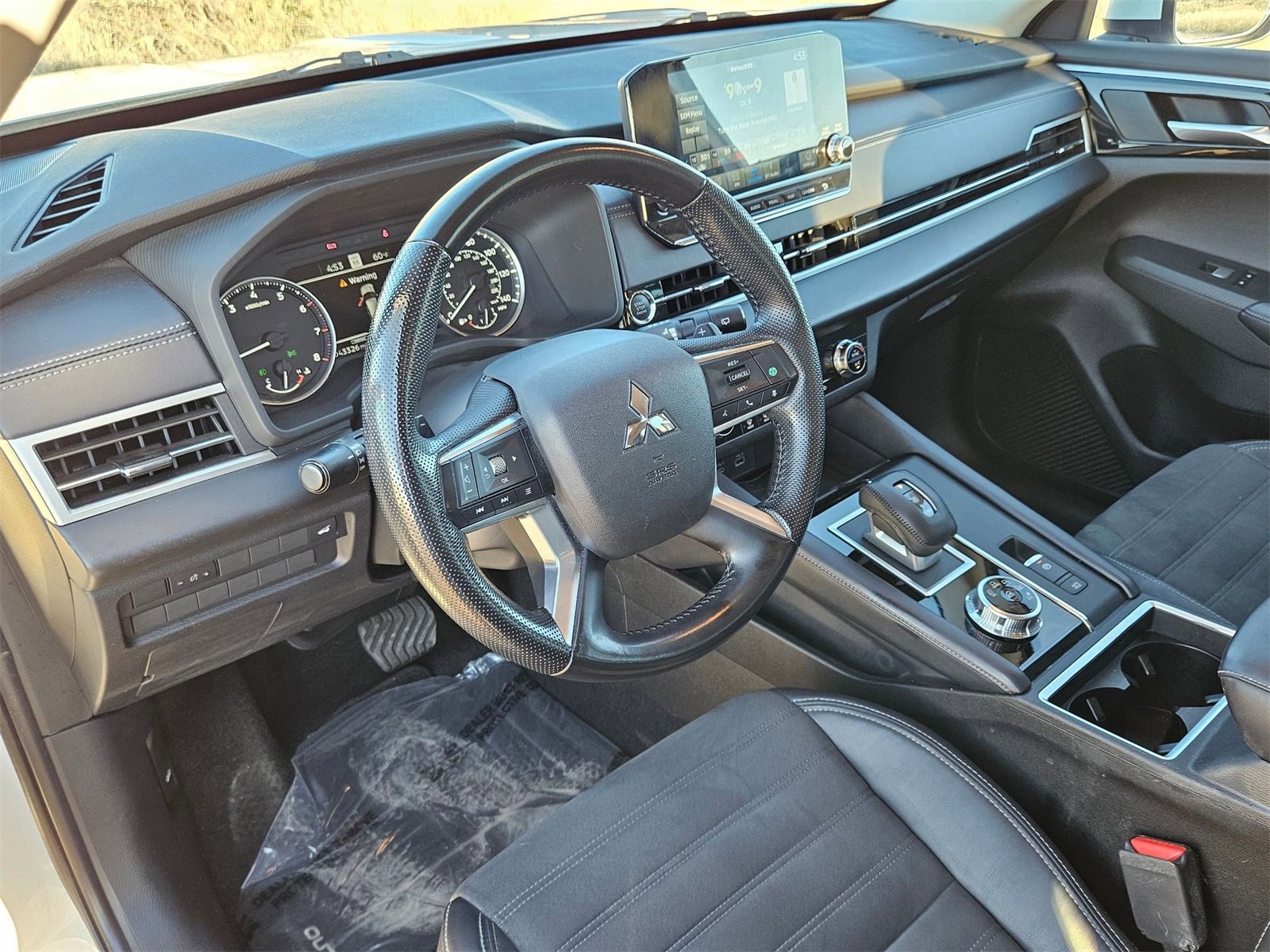 Used 2023 Mitsubishi Outlander SE image 13