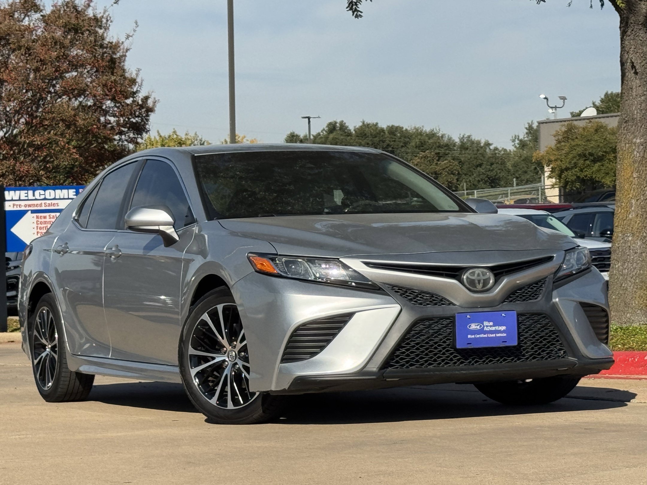 Used 2018 Toyota Camry SE FWD image 2