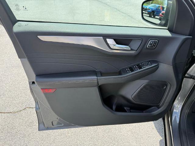 Certified 2022 Ford Escape Titanium w/ Class II Trailer Tow Package image 12