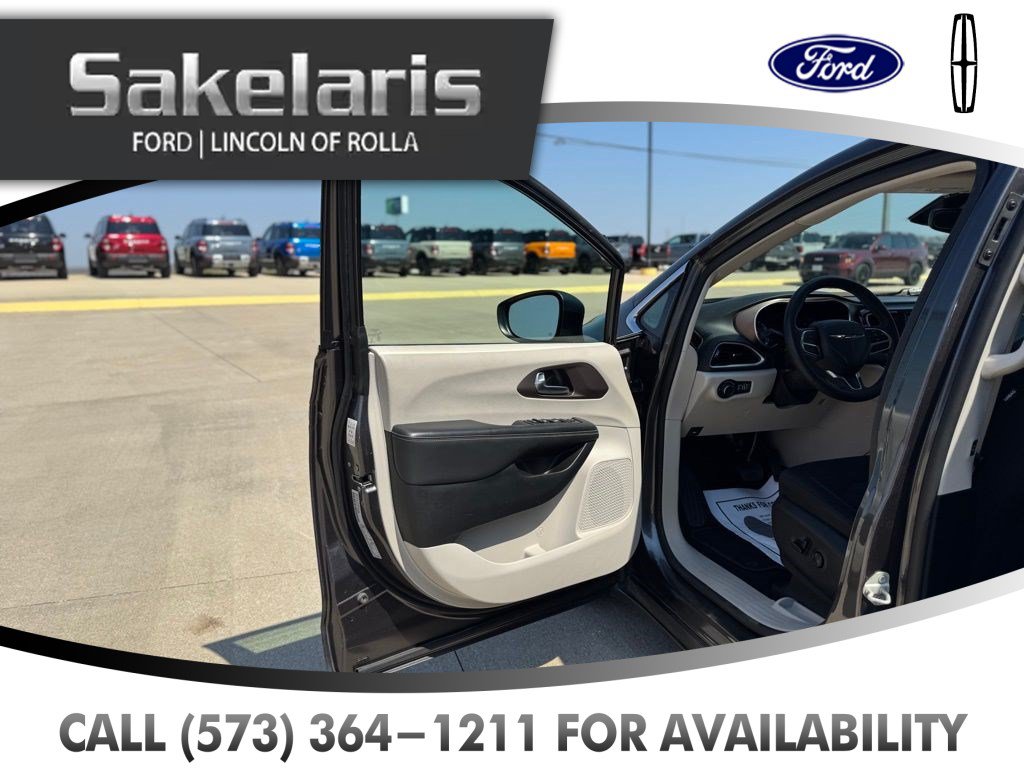 Used 2023 Chrysler Voyager LX FWD image 10