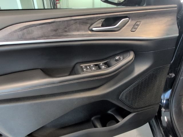 Used 2023 Jeep Grand Cherokee Limited AWD/4WD image 14
