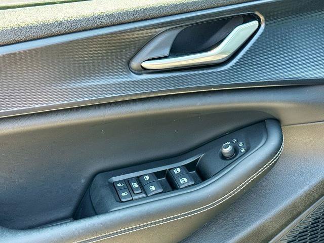 Used 2023 Jeep Grand Cherokee Altitude AWD/4WD image 15