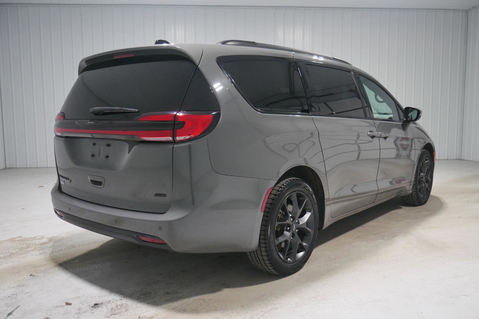 Used 2023 Chrysler Pacifica Touring-L w/ S Appearance Package image 5
