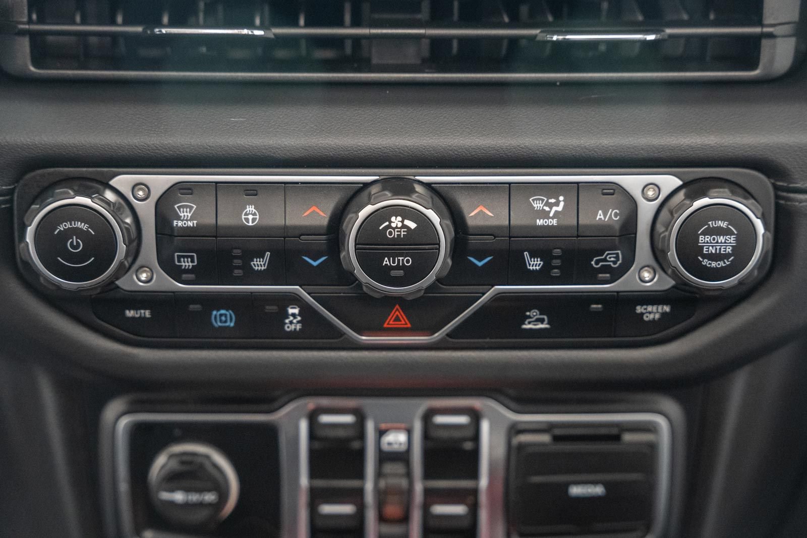 Used 2024 Jeep Wrangler Unlimited Sahara AWD/4WD image 30