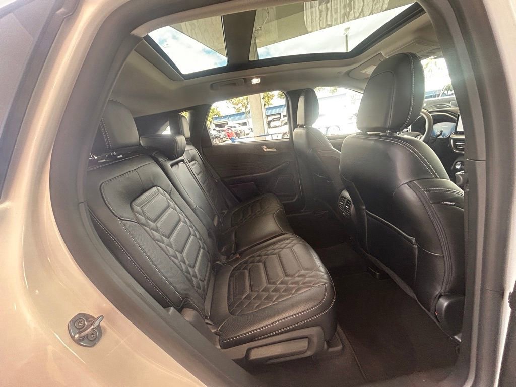 Certified 2024 Ford Escape SE w/ PHEV Premium Package image 33