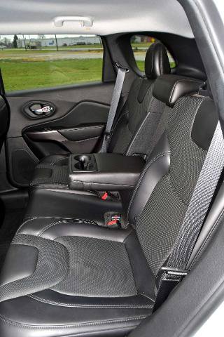 Used 2019 Jeep Cherokee Limited image 27