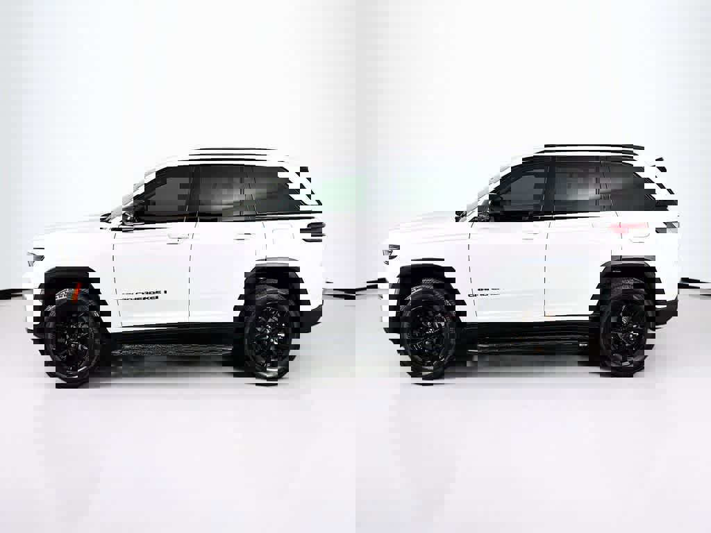 Used 2024 Jeep Grand Cherokee Altitude image 2