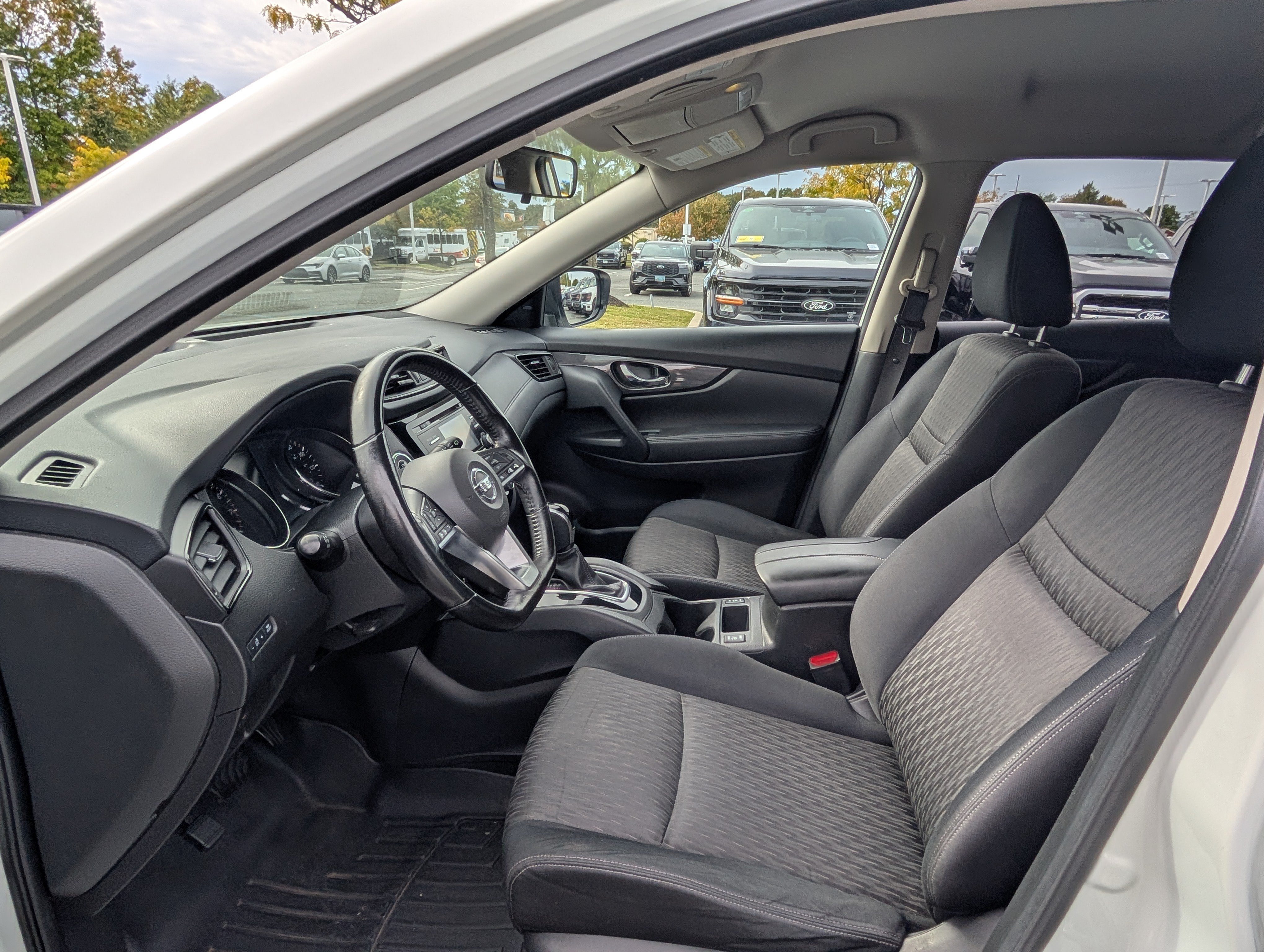 Used 2017 Nissan Rogue SV AWD/4WD image 17