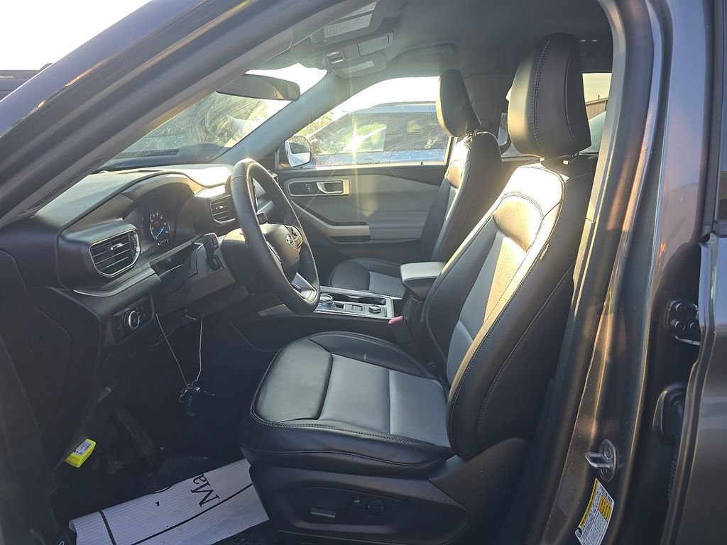 Certified 2023 Ford Explorer XLT w/ Equipment Group 202A AWD/4WD image 3
