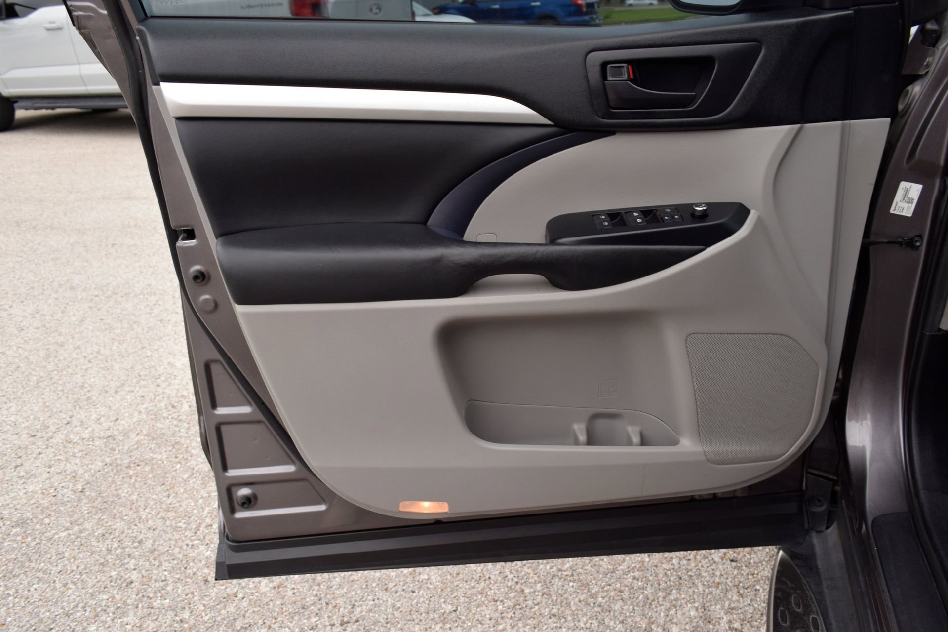 Used 2019 Toyota Highlander Plus FWD image 19