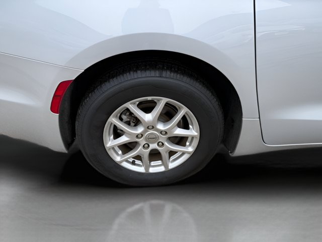 Used 2024 Chrysler Pacifica Touring-L FWD image 30
