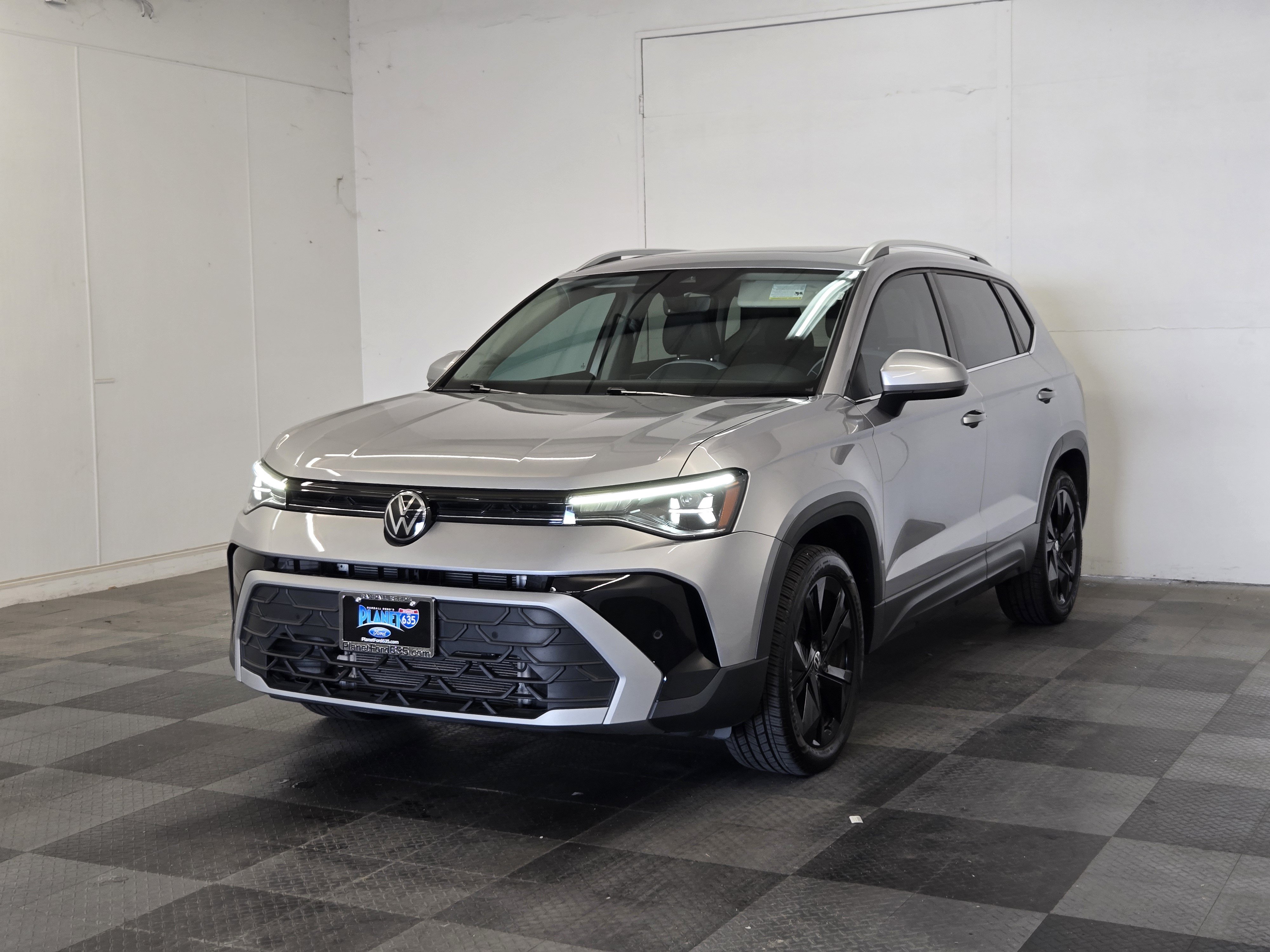 Used 2025 Volkswagen Taos SE w/ Panoramic Sunroof Package FWD image 4