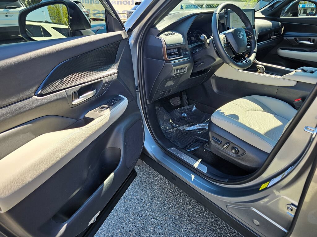 Used 2025 Toyota Grand Highlander AWD Hybrid image 19