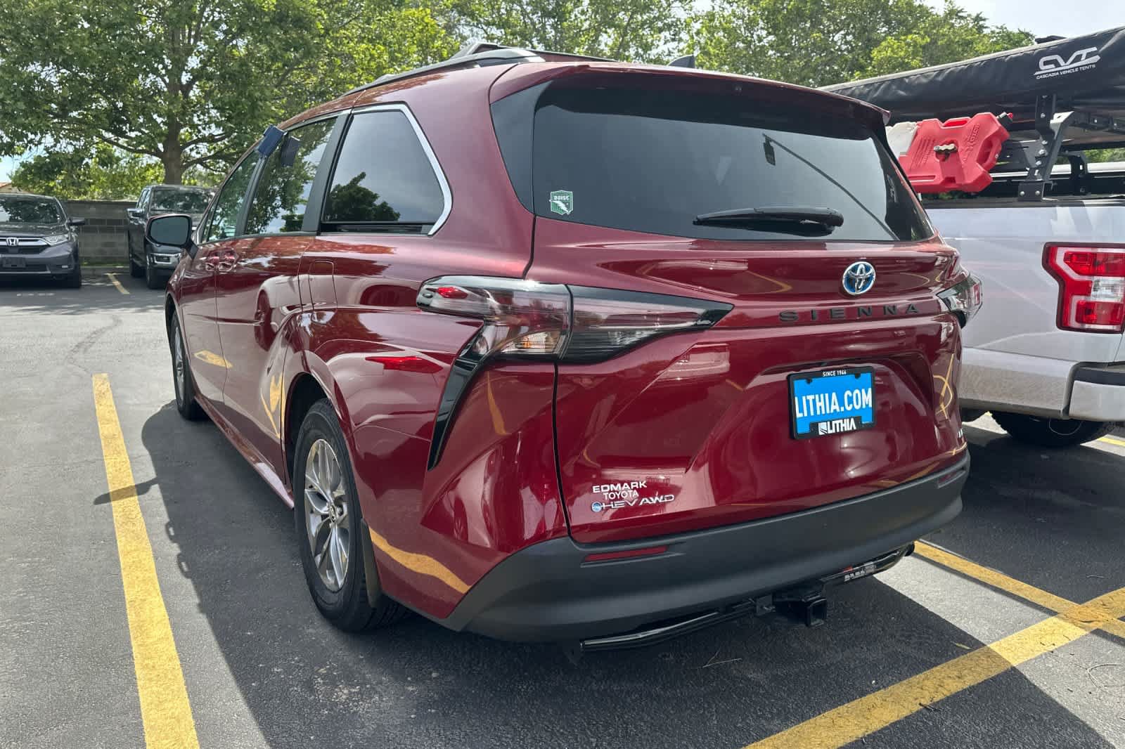 Used 2025 Toyota Sienna LE w/ LE Plus Package AWD/4WD image 6