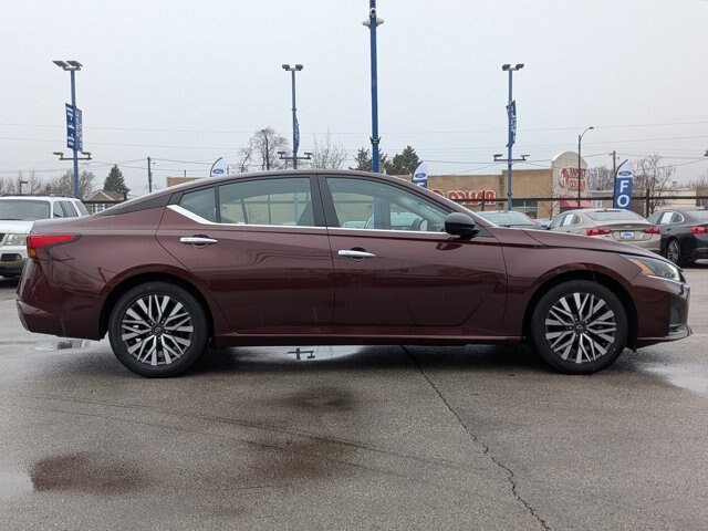 Used 2024 Nissan Altima 2.5 SV FWD image 3