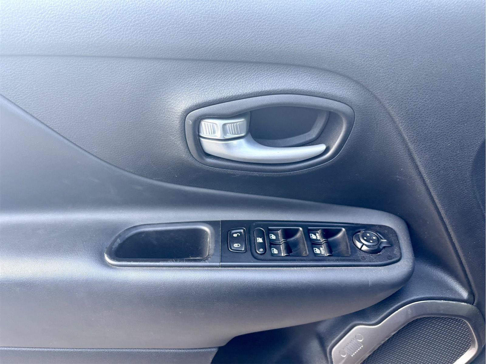Used 2023 Jeep Renegade Latitude AWD/4WD image 12