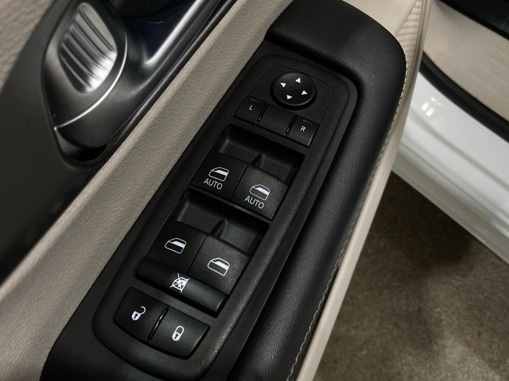 Used 2023 Chrysler Pacifica Touring-L image 21