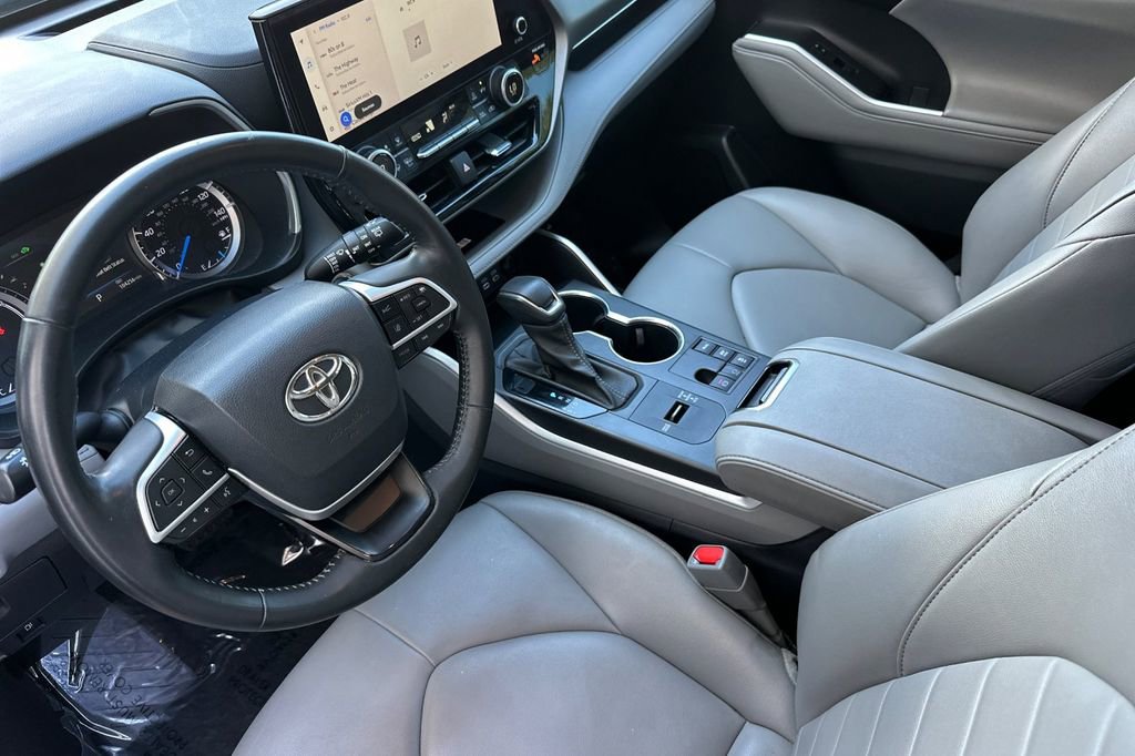 Used 2023 Toyota Highlander XLE AWD/4WD image 6