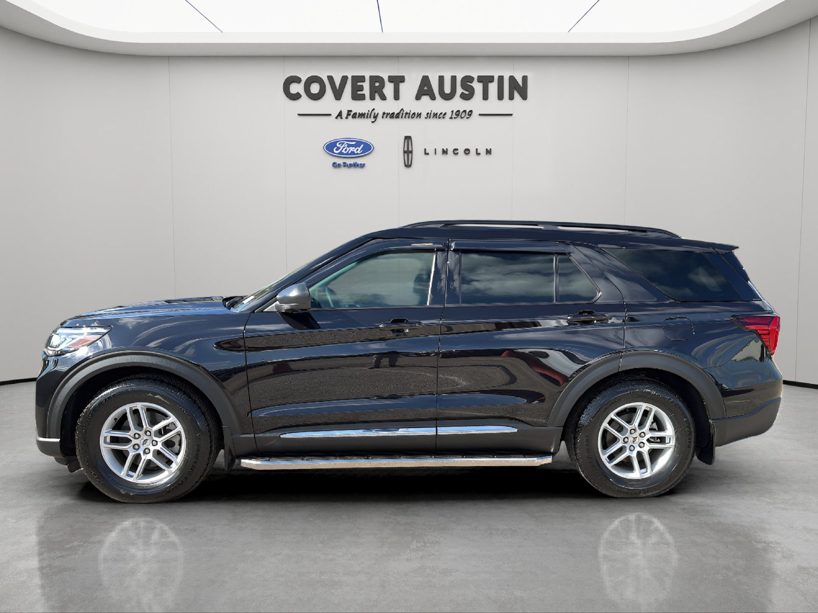 Certified 2025 Ford Explorer Active w/ Active Comfort Package RWD image 2