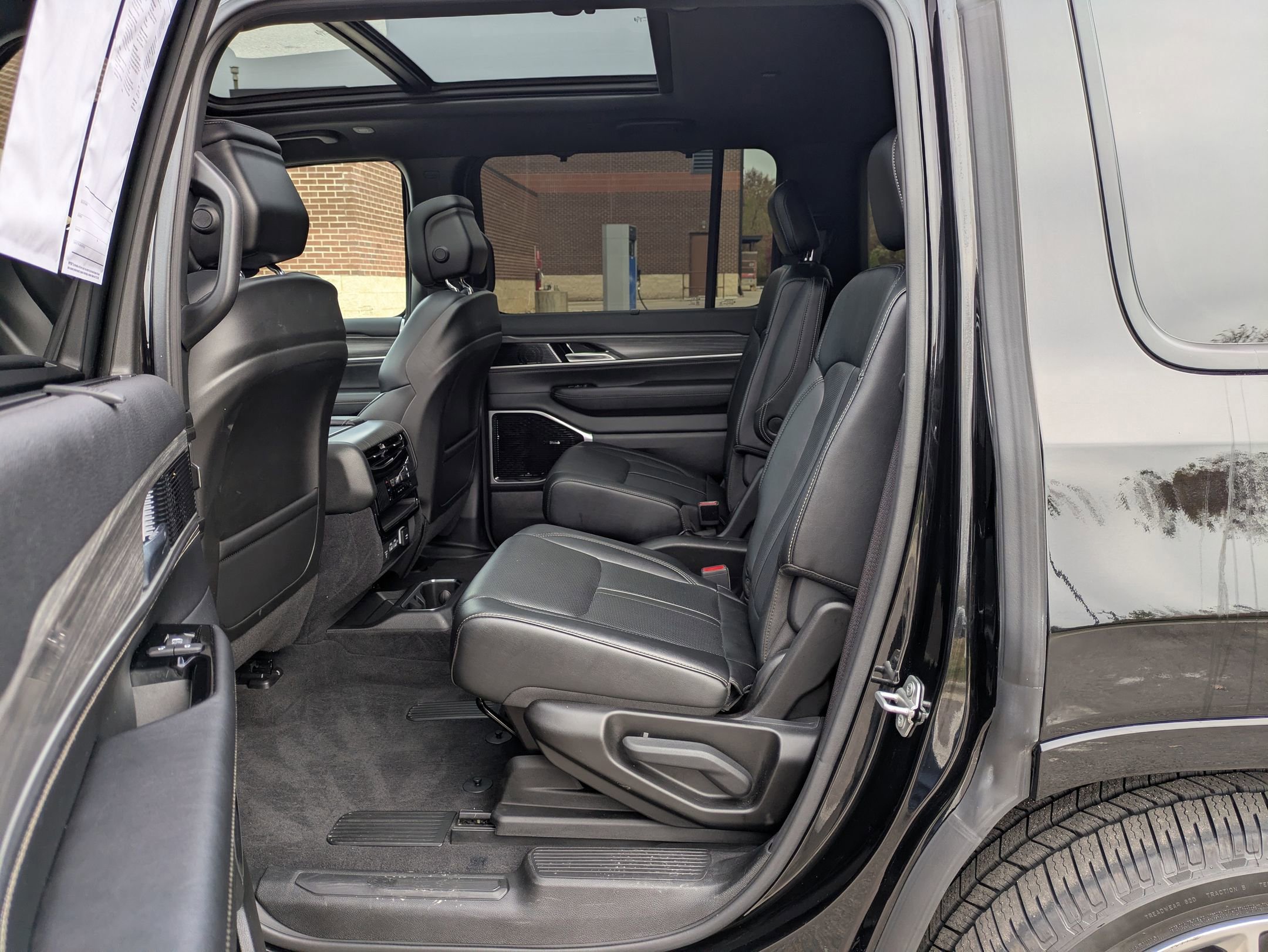 Used 2024 Jeep Wagoneer Series III w/ Premium Group I image 28