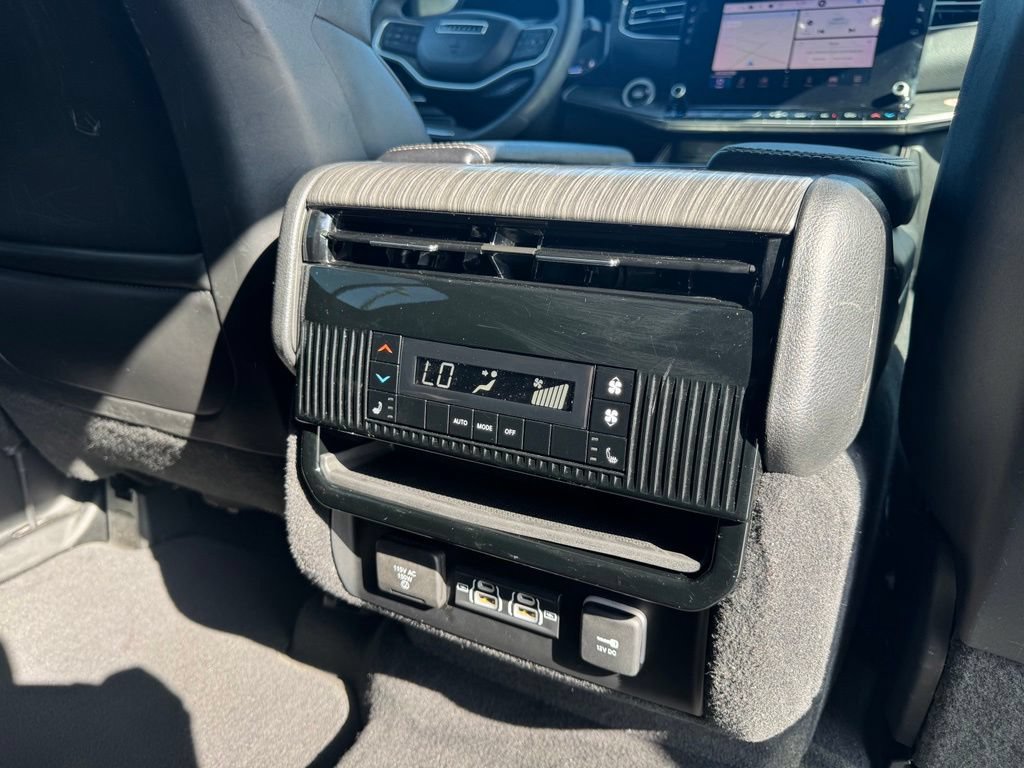 Used 2023 Jeep Wagoneer Series III w/ Preferred Equipment Group AWD/4WD image 18