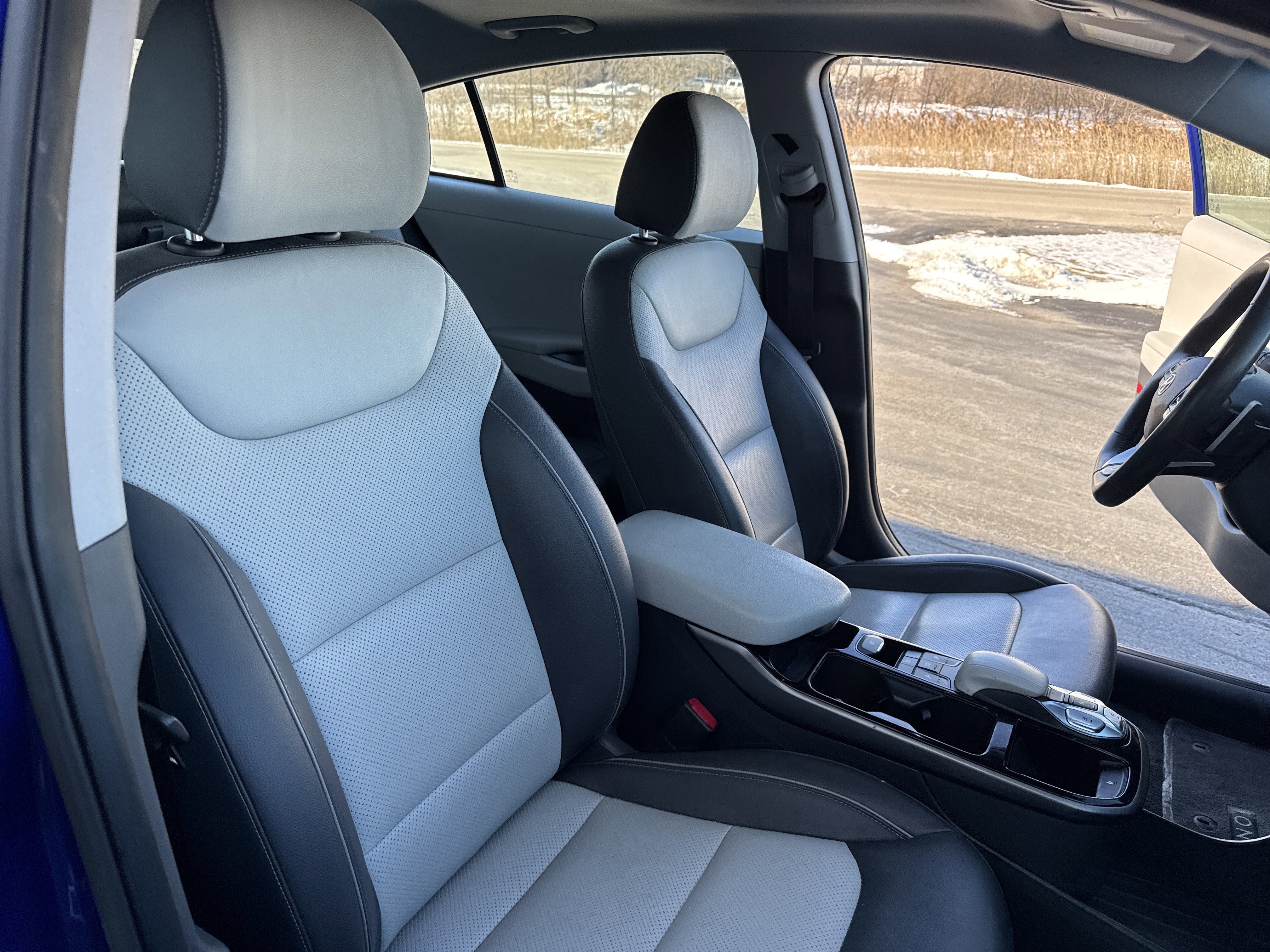 Used 2020 Hyundai Ioniq Limited image 24